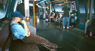 Jadę metrem w Cyberpunk 2077. To symboliczna klamra