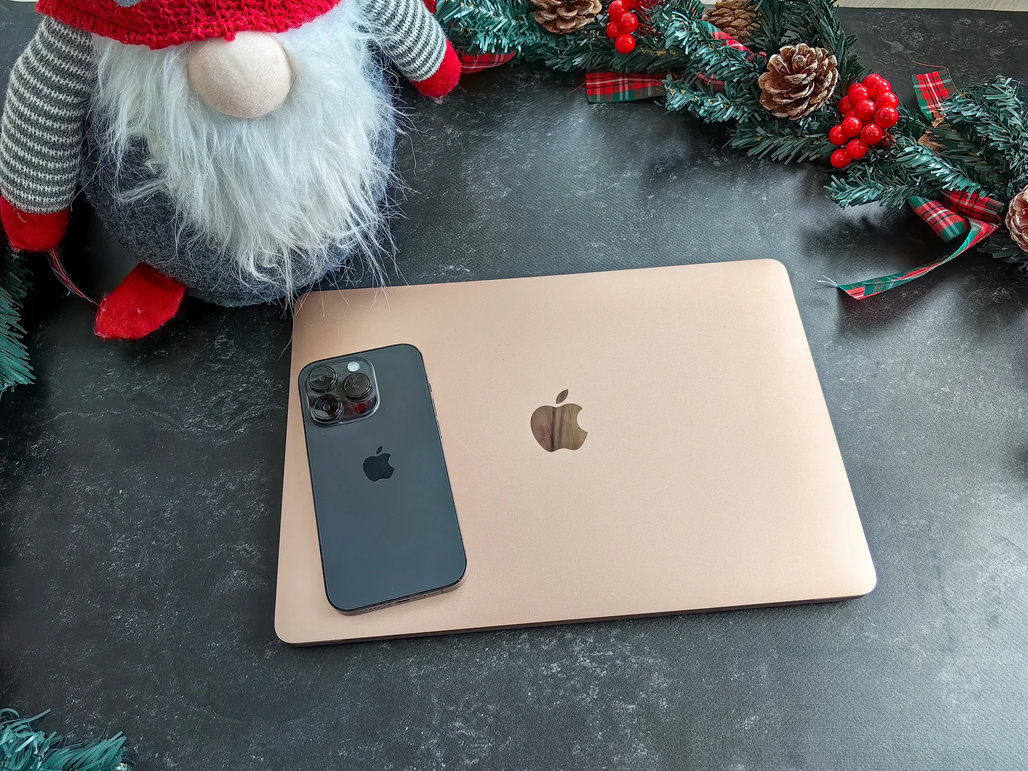 Przez miesiąc żyłem w sadzie Apple'a. Korzystałem z iPhone'a oraz MacBooka i opowiem wam o tym