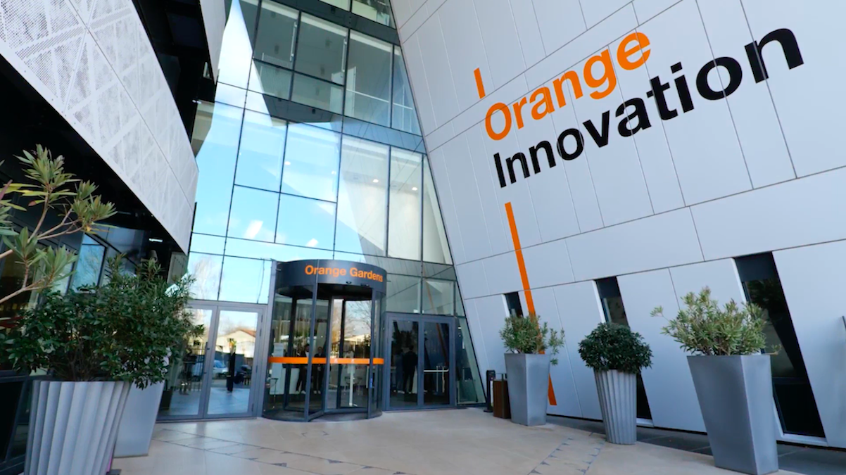Intruz nie wejdzie, ty źle nie zaparkujesz. Orange testuje technologie przyszłości na polskim osiedlu