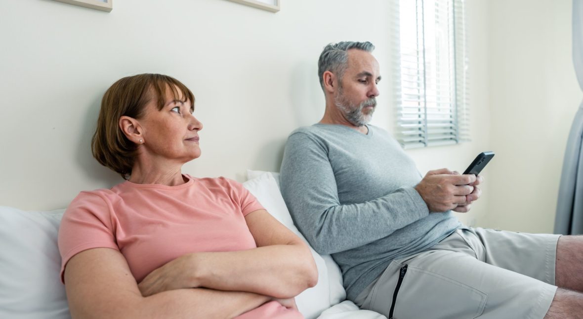 Seniorzy przyklejeni do ekranów. Scrollują telefon, zamiast pobawić się z wnuczką