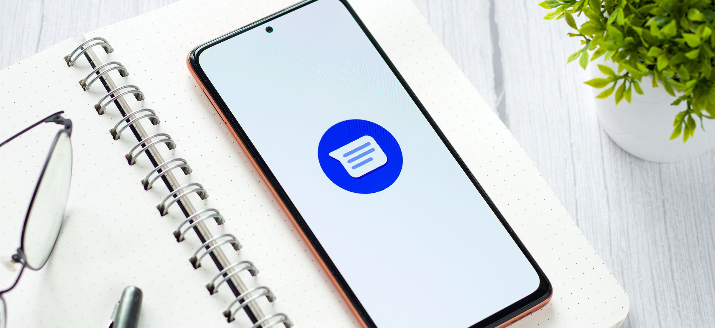 Wiadomości Google realną konkurencją dla Whatsappa i Messengera? Kolejna świetna funkcja trafi do aplikacji