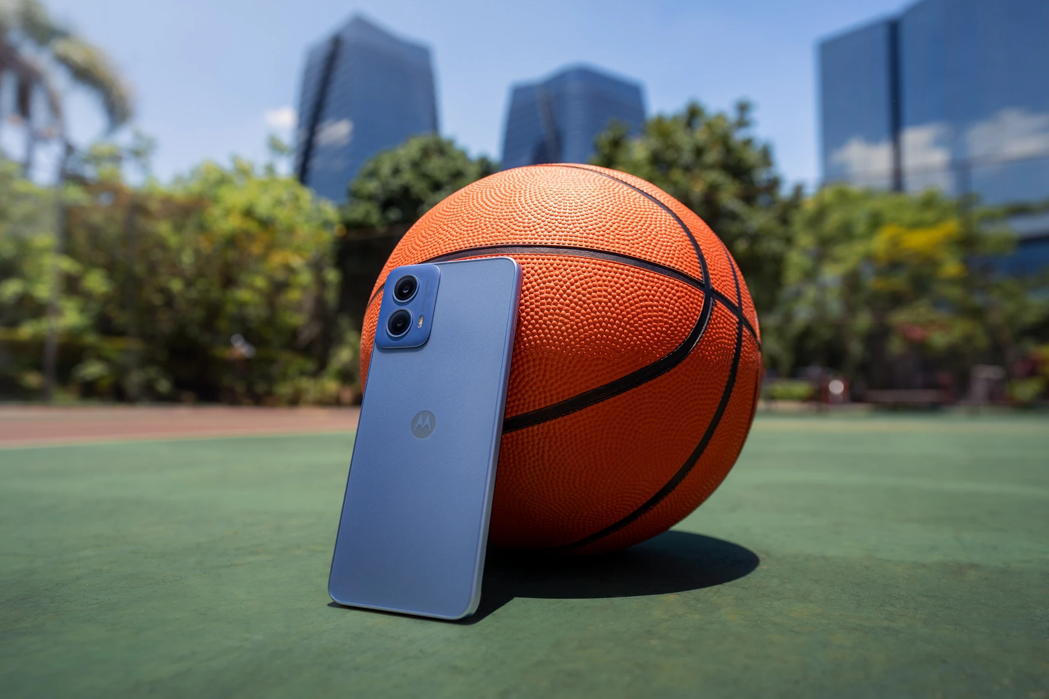 Motorola moto g34 wjeżdża do Polski. 800 zł i masz dobry smartfon na lata