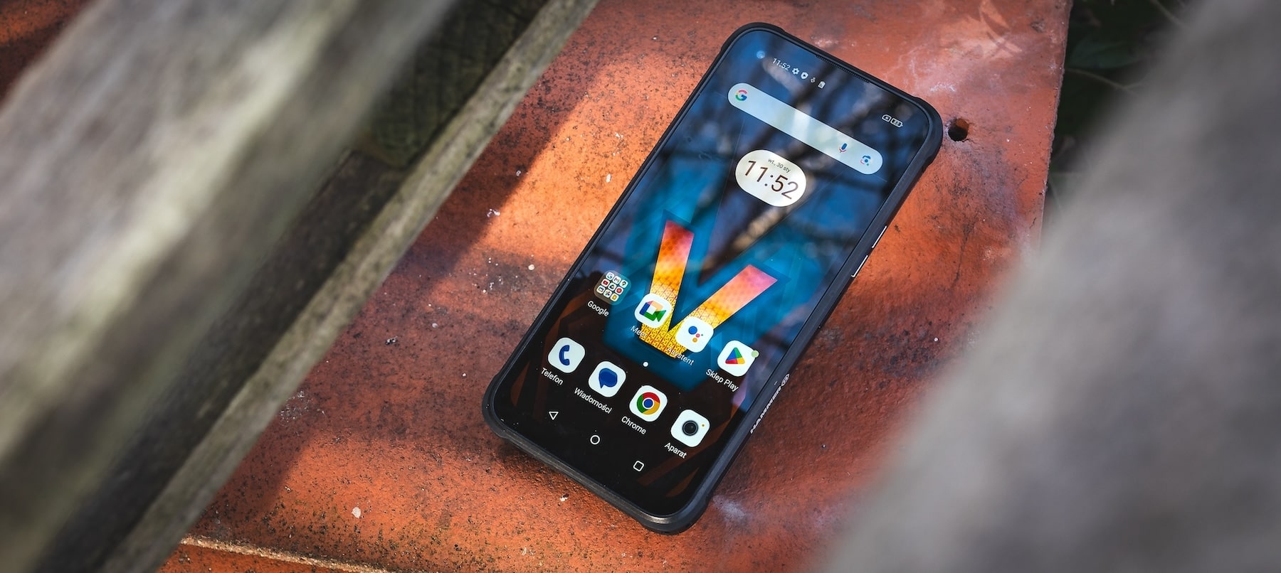 Dostałem smartfon Hammer Blade V 5G na testy i zostawiłem go na deszczu i mrozie. Jak sobie poradził?