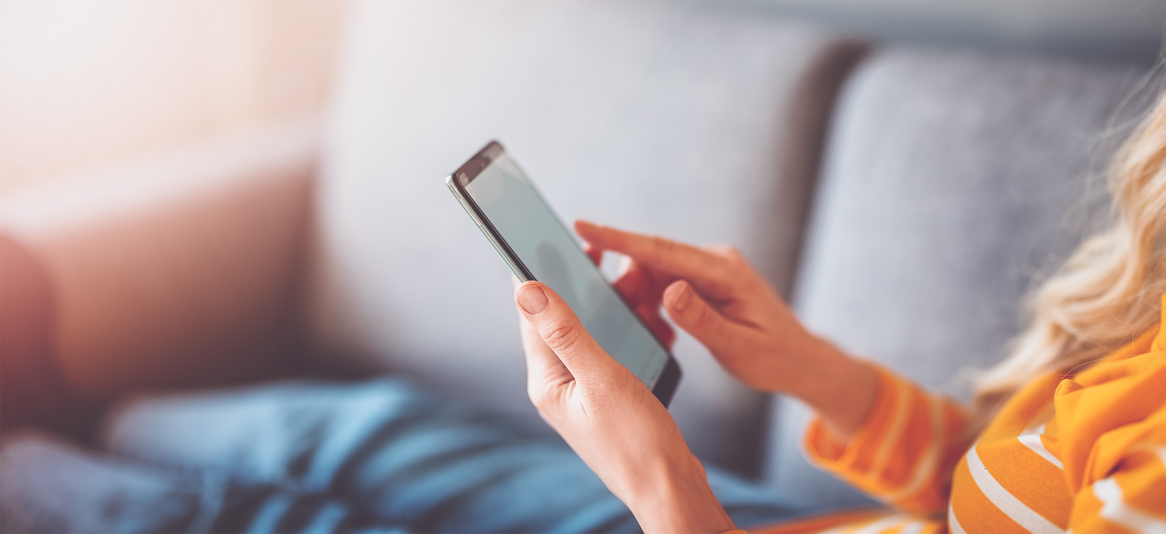 Urząd sprawdził, jak Polacy korzystają z internetu w telefonie. Jest dziwna rozbieżność w danych