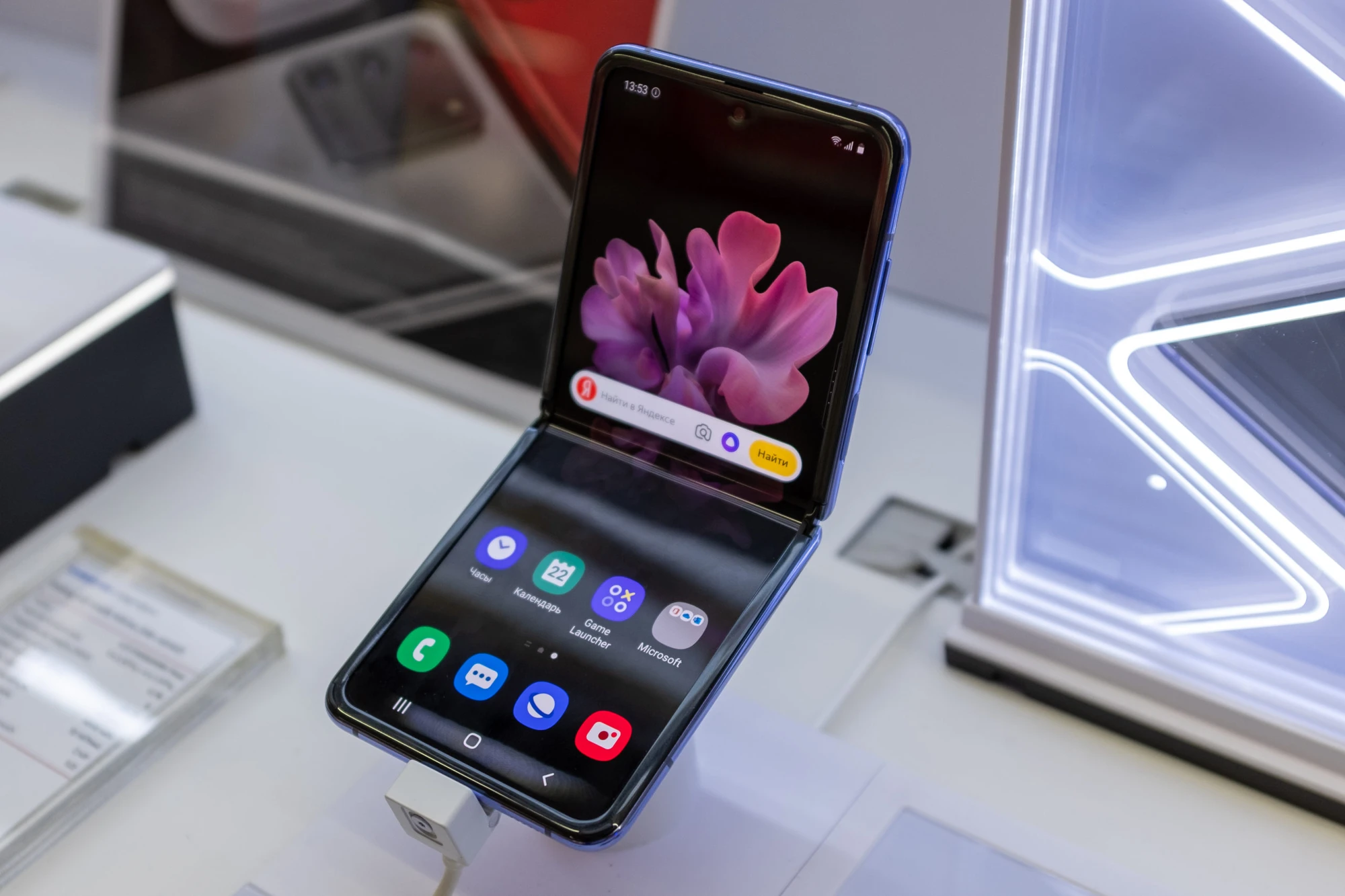 Ten smartfon składa się w każdą stronę. Nowy model Samsunga robi furorę
