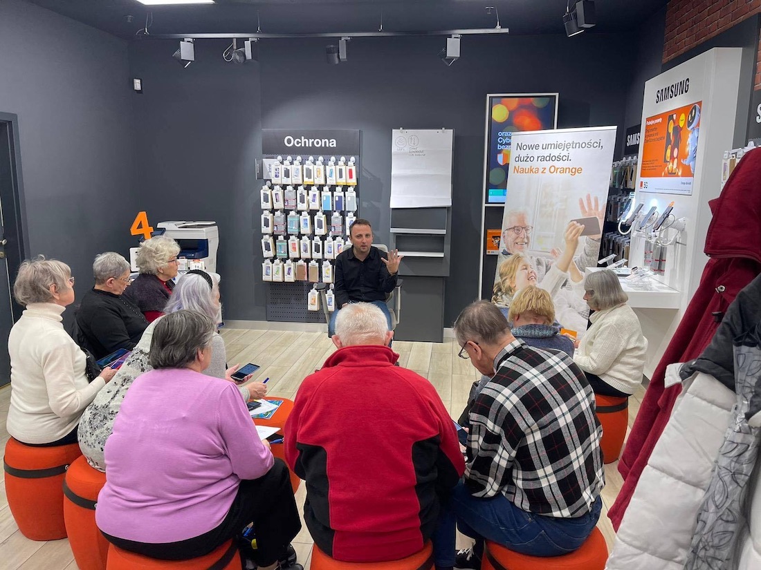 Seniorzy na warsztatach z Orange Polska 