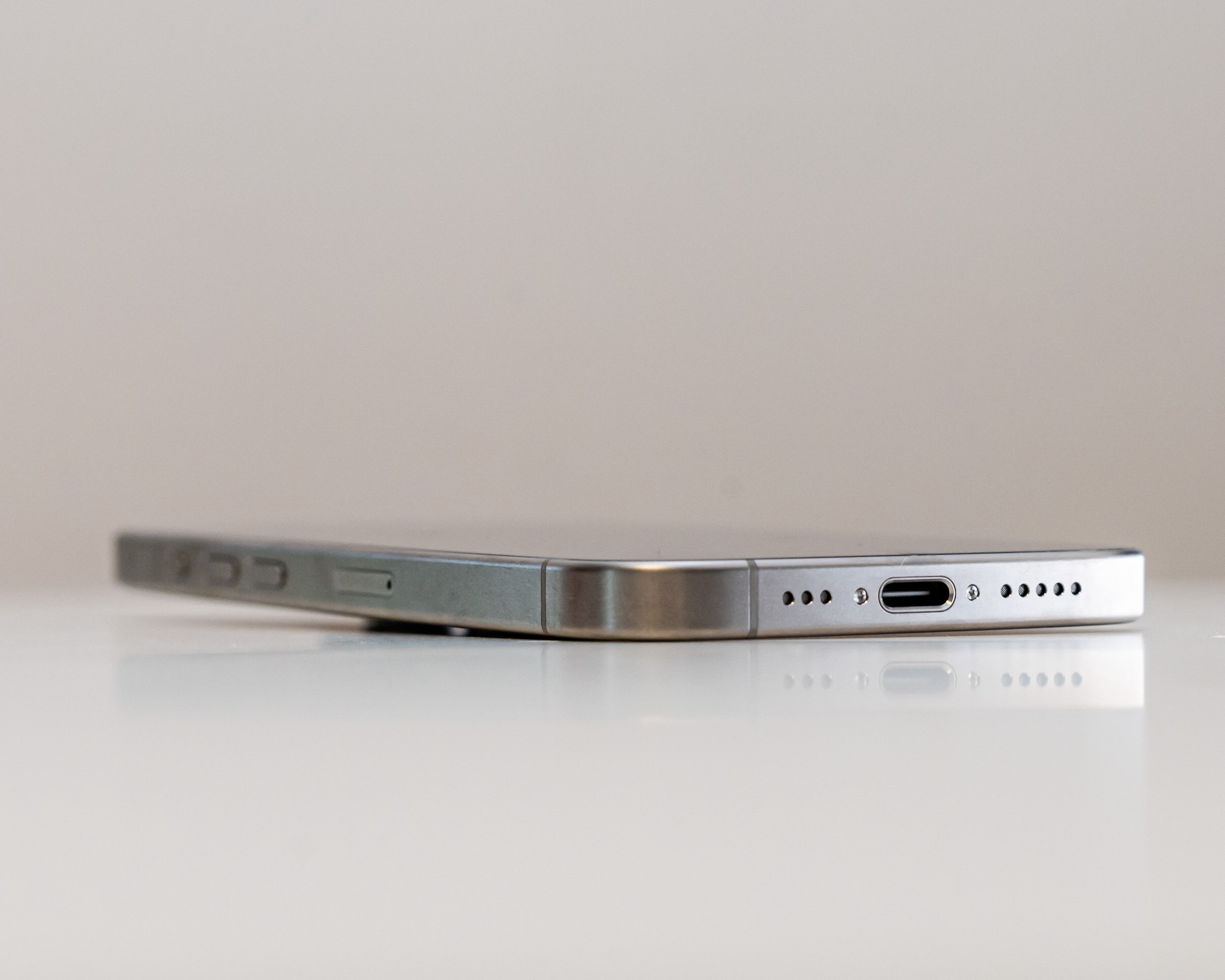 iPhone 15 Pro z USB-C