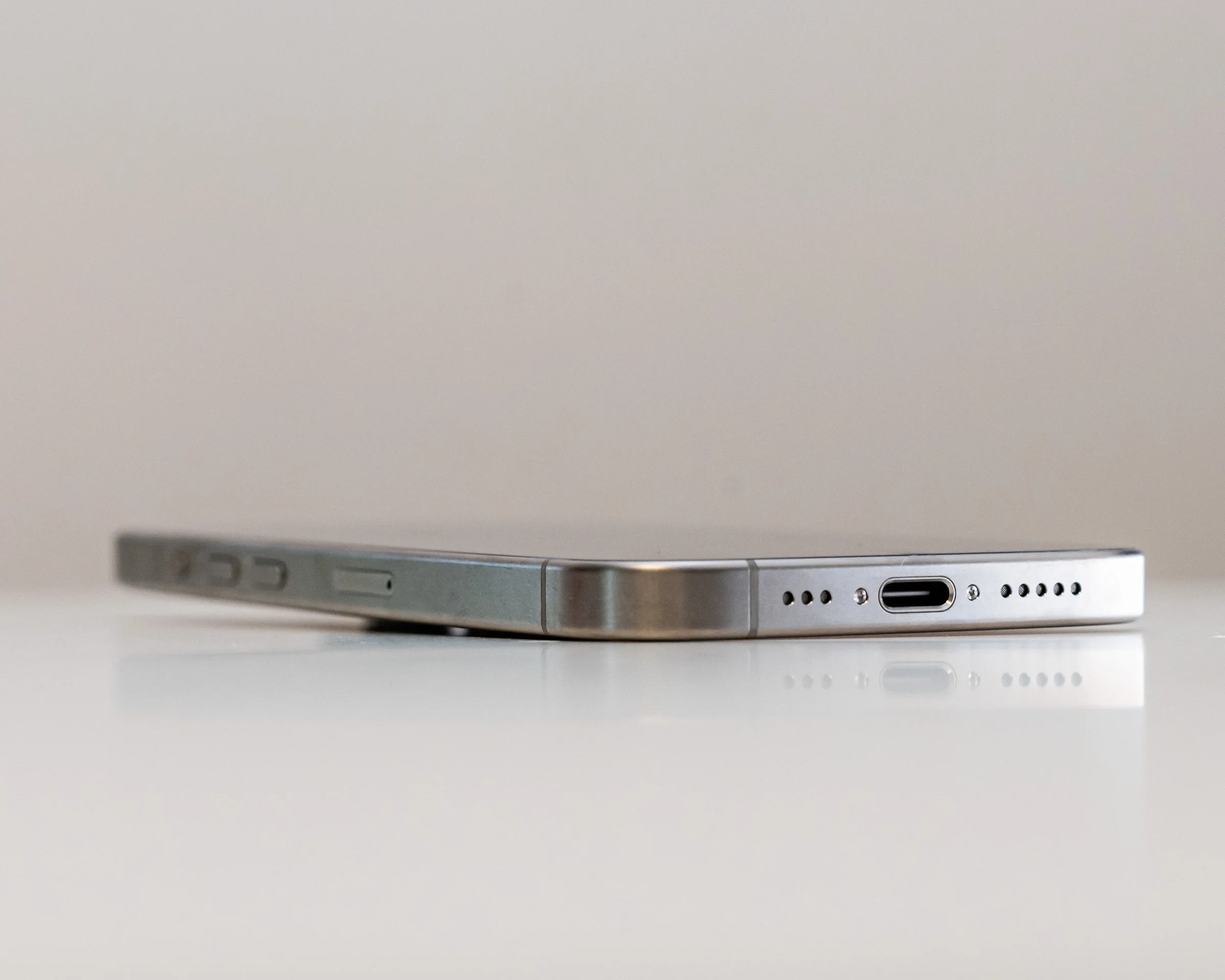 iPhone 15 Pro z USB-C