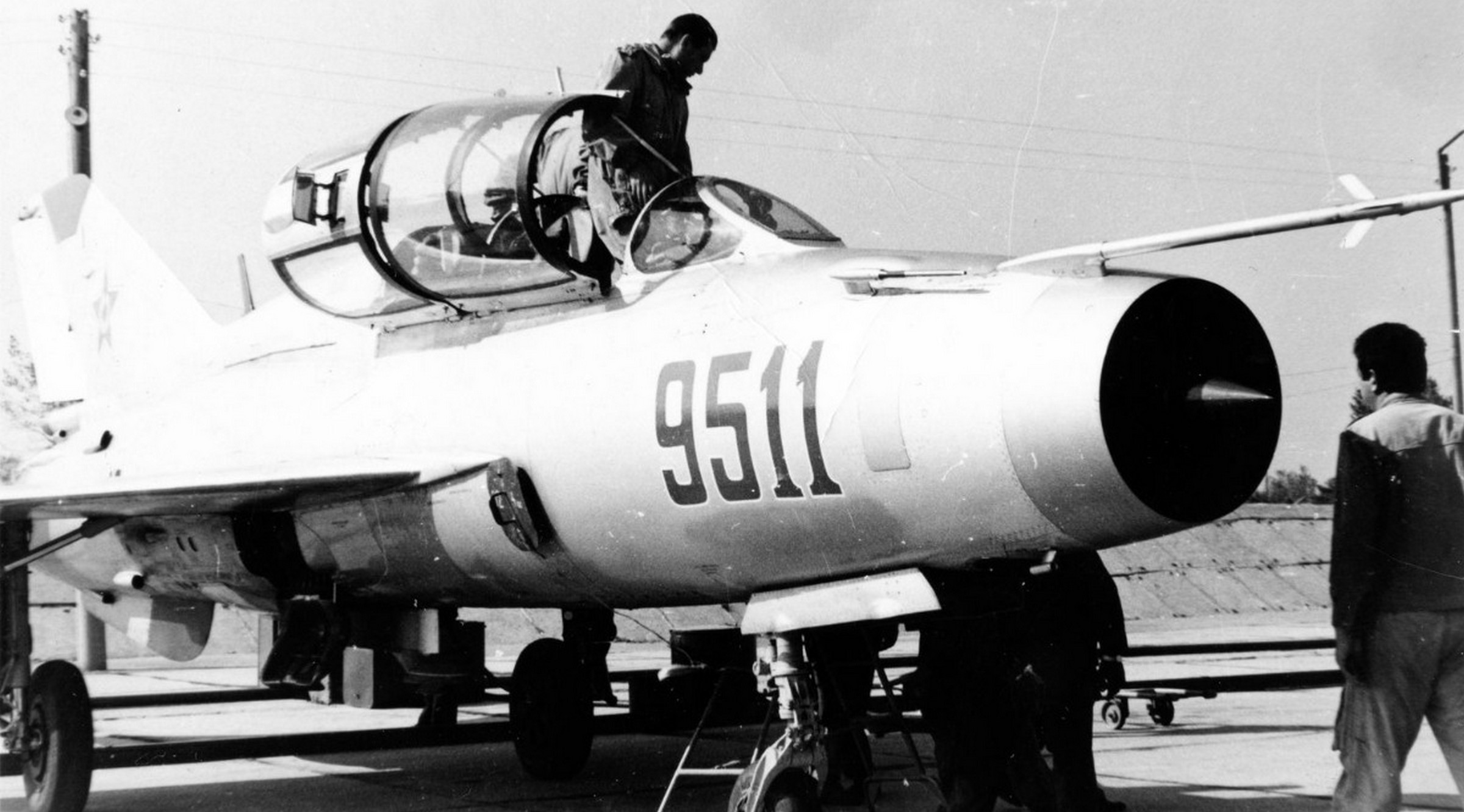 Myśliwiec wbił się w blok mieszkalny. Pilot walczył do końca