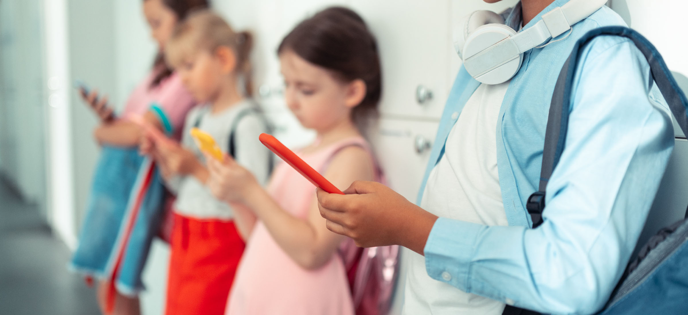Zakażą smartfonów w szkołach w całym kraju. Zbanowane zostaną też smartwatche