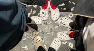 Założył Crocsy na turniej i dostał karę. Marka się odwdzięczyła