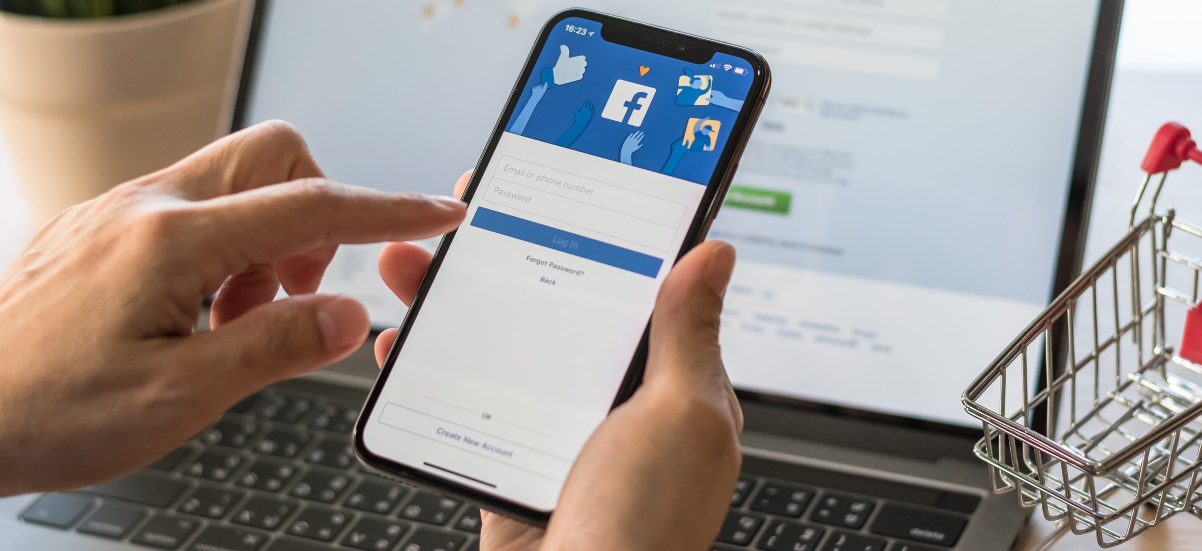 Facebook bez reklam ma być tańszy. "Każda rozsądna osoba powinna tyle zapłacić"