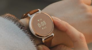 Garmin Lily 2 wygląda jak dodatek do torebki. Jest potworem wydajności