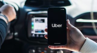 Zamawiasz Ubera, a on odbiera twoją paczkę. Do aplikacji trafia świetna opcja