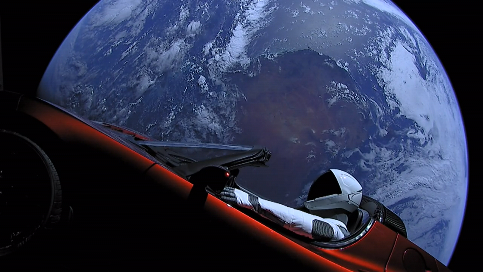 Kosmiczna Tesla Elona Muska wykręciła potężny przebieg. Właśnie wbiła na kolizyjny z Ziemią