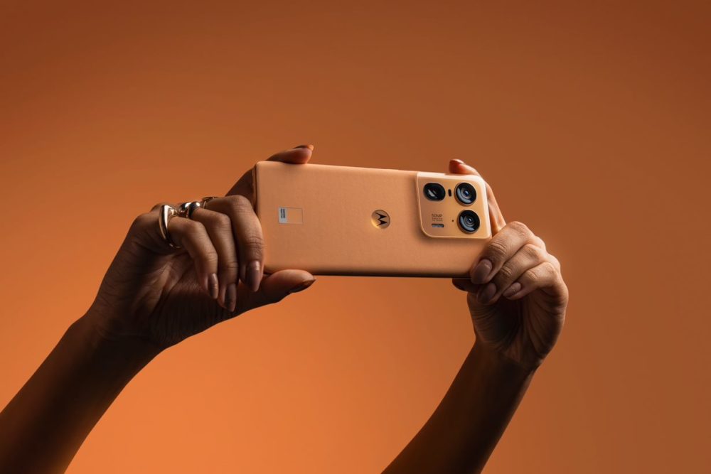 https://ocs-pl.oktawave.com/v1/AUTH_2887234e-384a-4873-8bc5-405211db13a2/spidersweb/2024/04/Motorola-edge-50-ultra-lifestyle-012-1000x667.jpg
