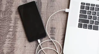 Jak połączyć telefon z komputerem lub laptopem? Poradnik