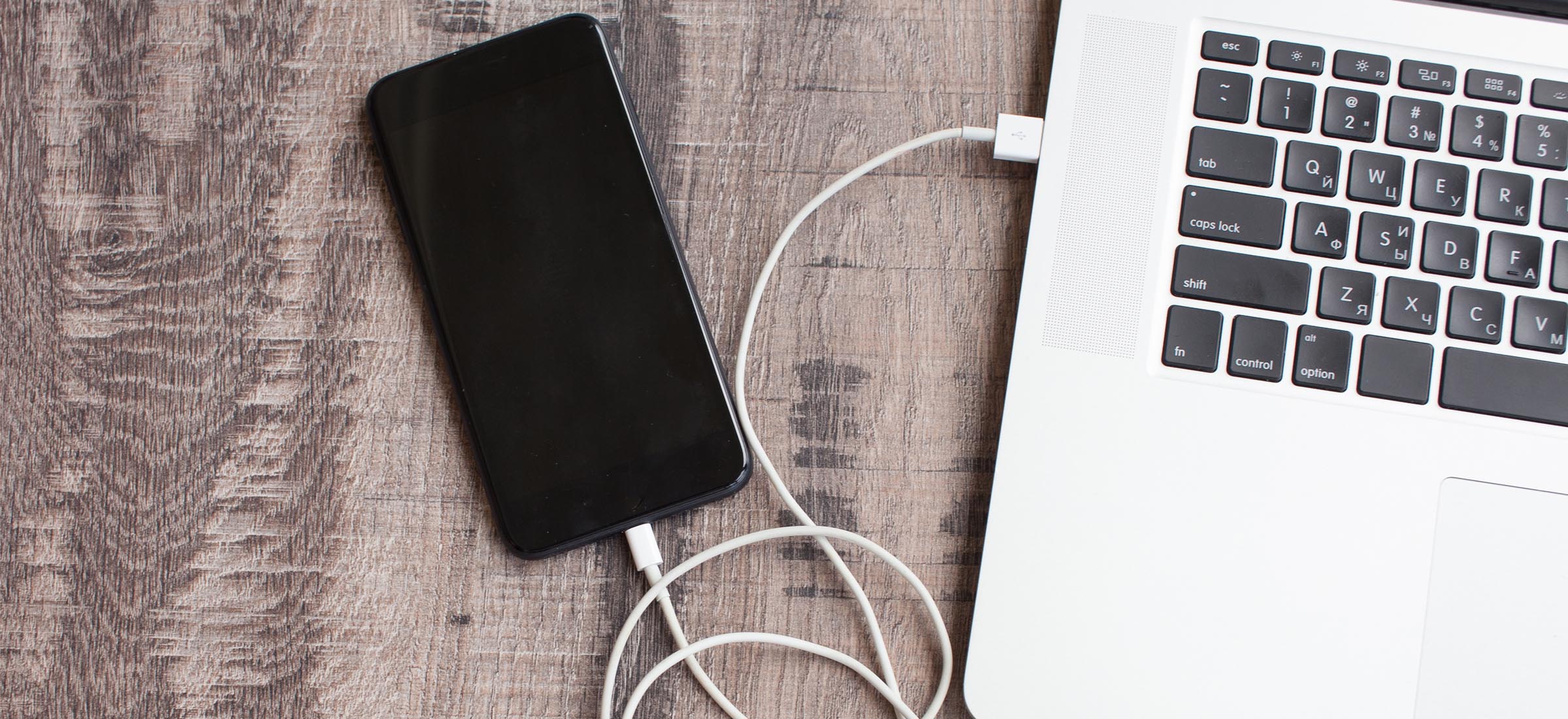 Jak połączyć telefon z komputerem lub laptopem? Poradnik