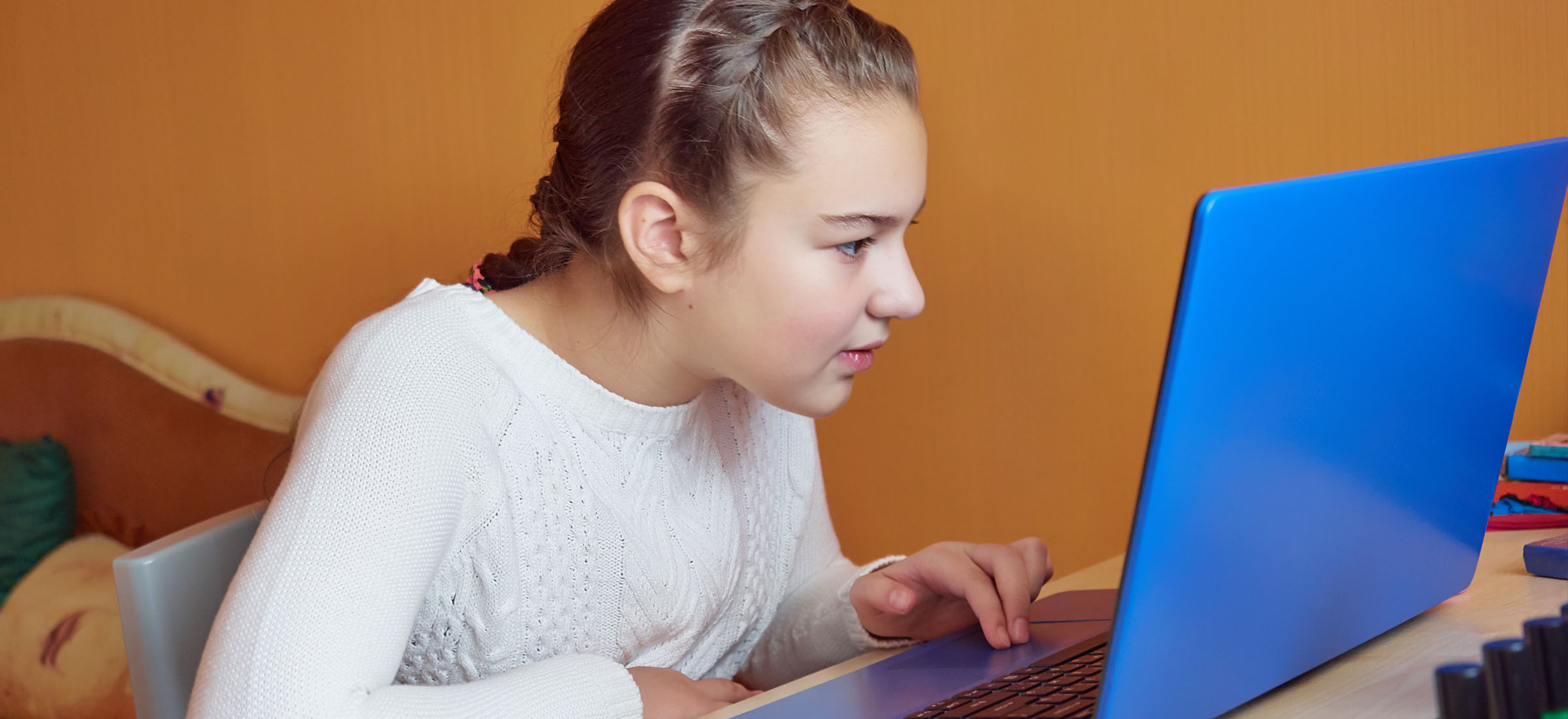 Czy trzeba zapłacić podatek za laptopy dla uczniów? Ministerstwo odpowiada