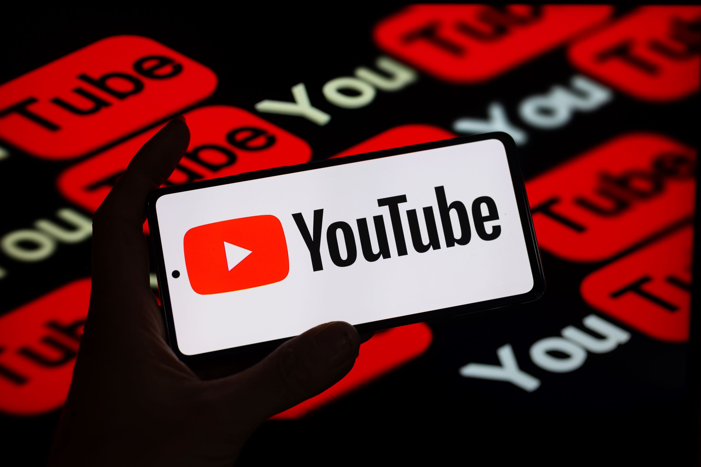 Giganci pod ścianą. Wyczerpali źródła danych, więc zaczęli kraść z YouTube'a