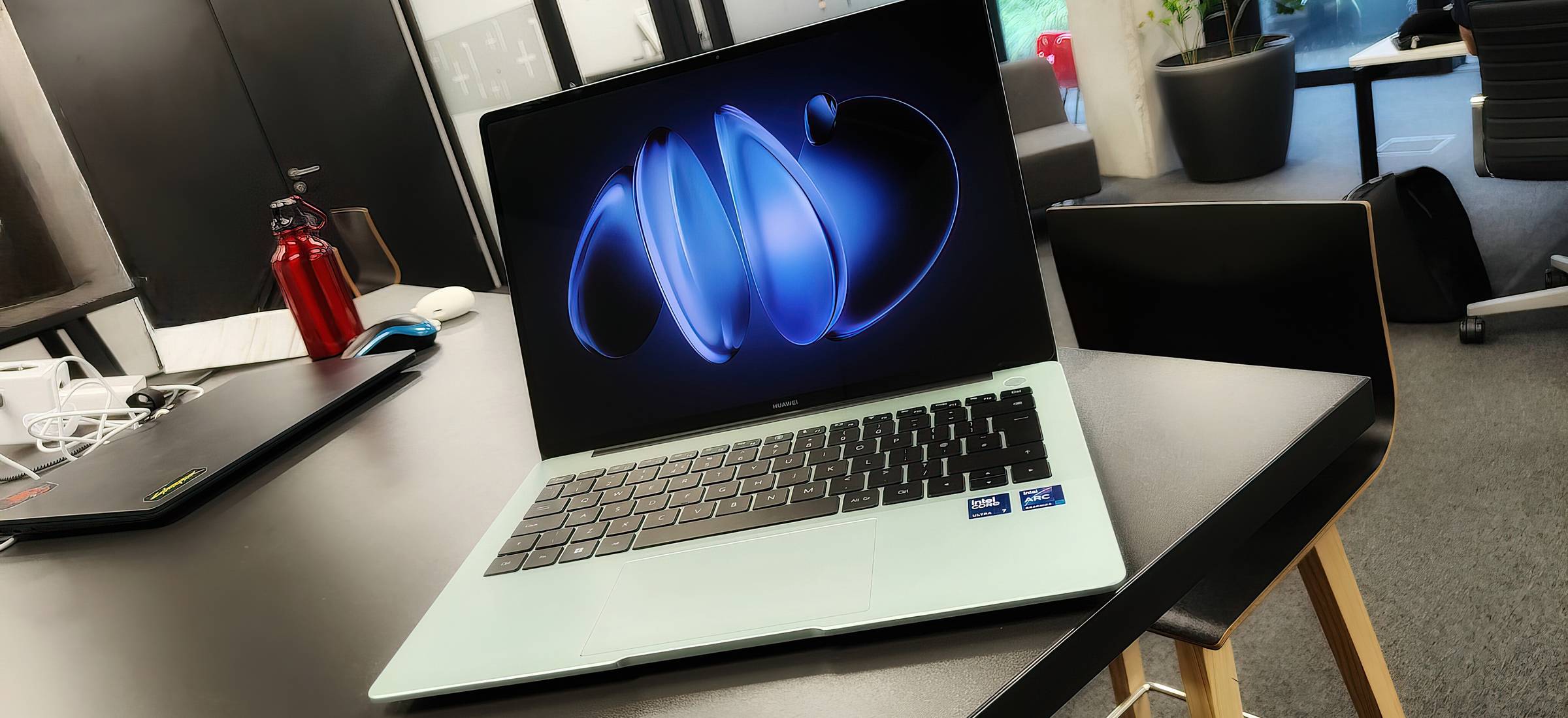 Testuję laptop Huawei MateBook 14 Core Ultra. Będę go tulił, ściskał i wszędzie ze sobą nosił