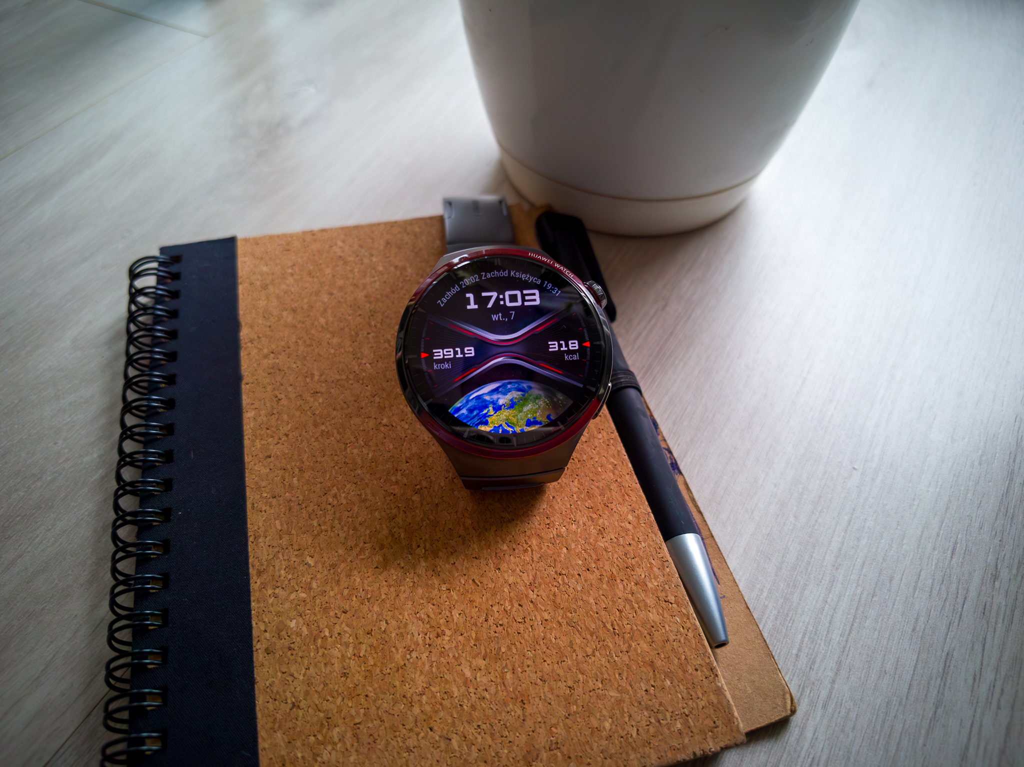 Huawei Watch 4 Pro Space Edition jest twardszy niż serce twojej byłej