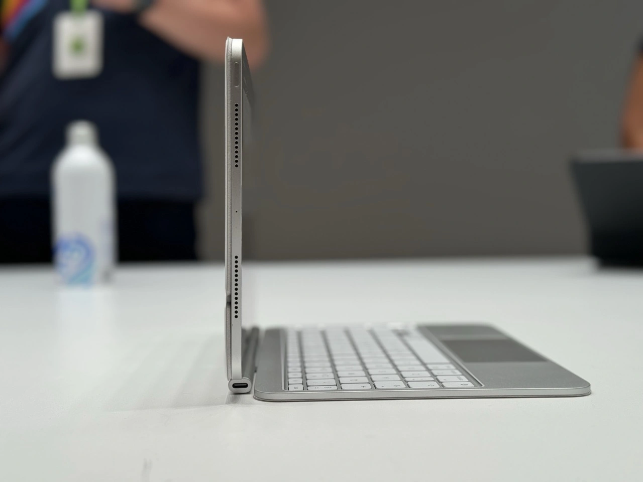 https://ocs-pl.oktawave.com/v1/AUTH_2887234e-384a-4873-8bc5-405211db13a2/spidersweb/2024/05/iPad-Pro-2024-Apple-m4-9.jpeg