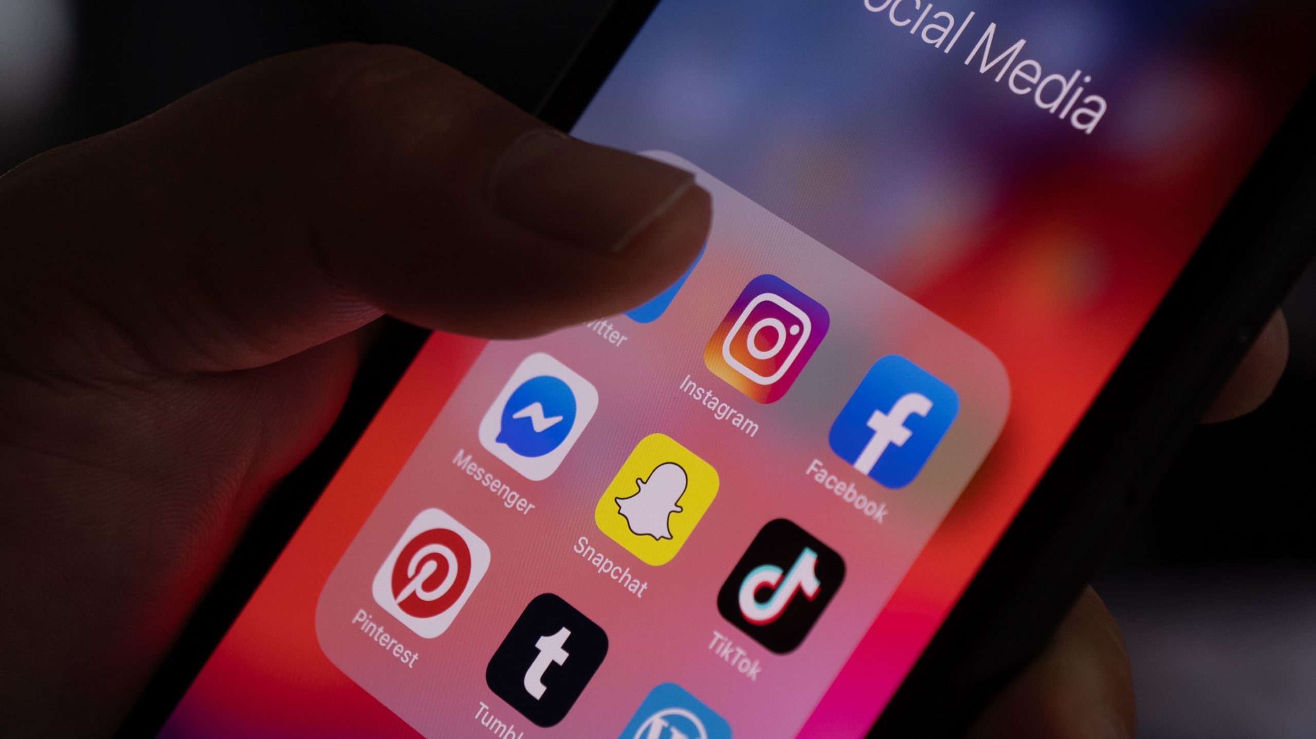 Unia Europejska raz daje, raz zabiera. Koniec z darmowym przeglądaniem TikToka i Facebooka