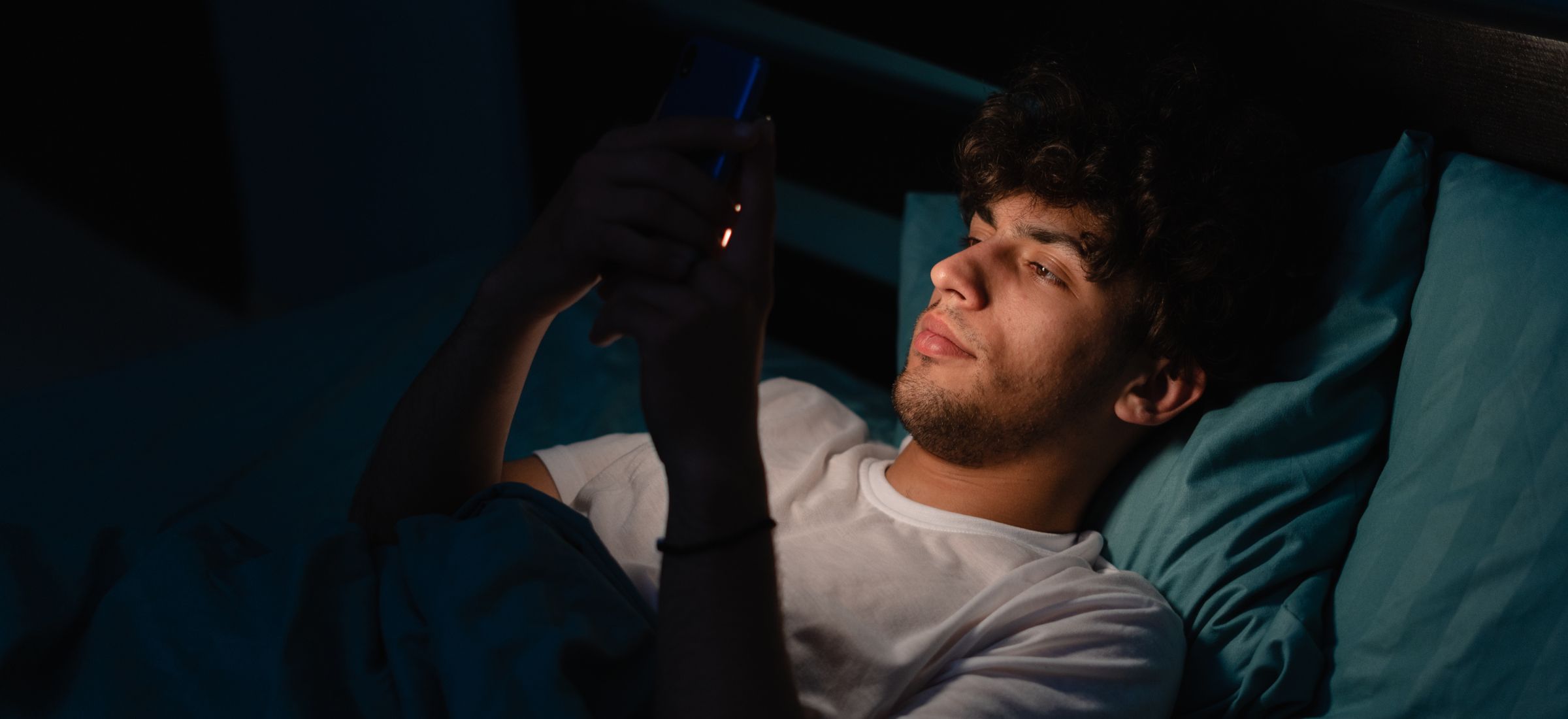 Odpalasz TikToka i oglądasz film. Lepiej odłóż gdzieś telefon