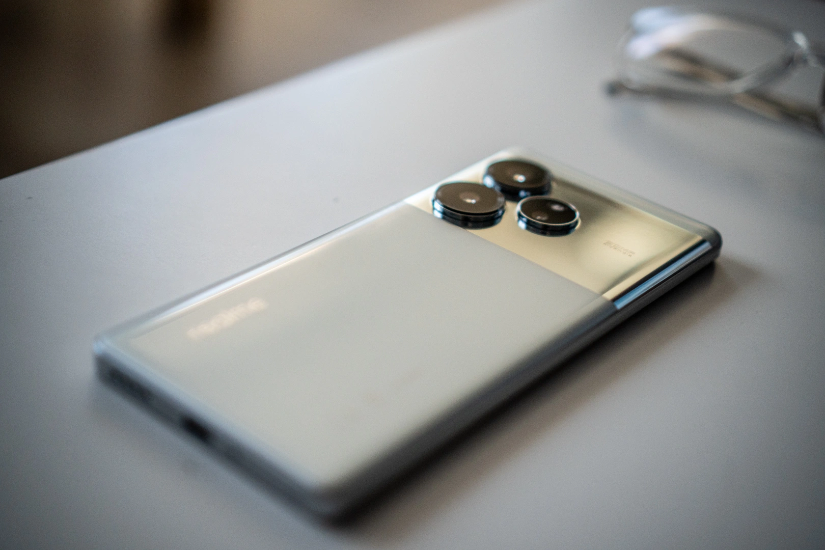 Realme GT 6 kontra iPhone 15 - fotograficzny pojedynek. Który lepszy?