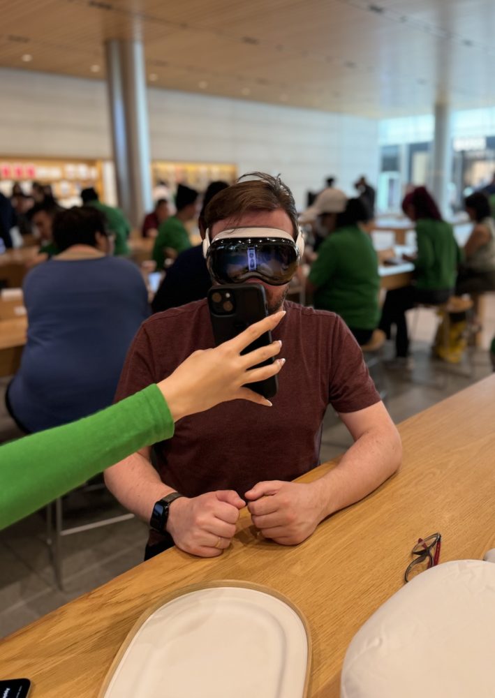 https://ocs-pl.oktawave.com/v1/AUTH_2887234e-384a-4873-8bc5-405211db13a2/spidersweb/2024/06/apple-vision-pro-demo-apple-store-1-709x1000.jpeg