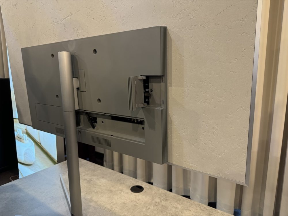 https://ocs-pl.oktawave.com/v1/AUTH_2887234e-384a-4873-8bc5-405211db13a2/spidersweb/2024/06/loewe-stellat-betonowy-telewizor-3-1000x750.jpeg