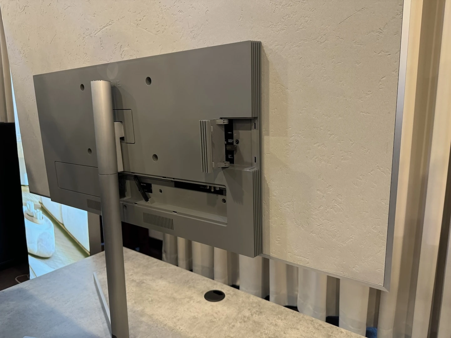 https://ocs-pl.oktawave.com/v1/AUTH_2887234e-384a-4873-8bc5-405211db13a2/spidersweb/2024/06/loewe-stellat-betonowy-telewizor-3.jpeg