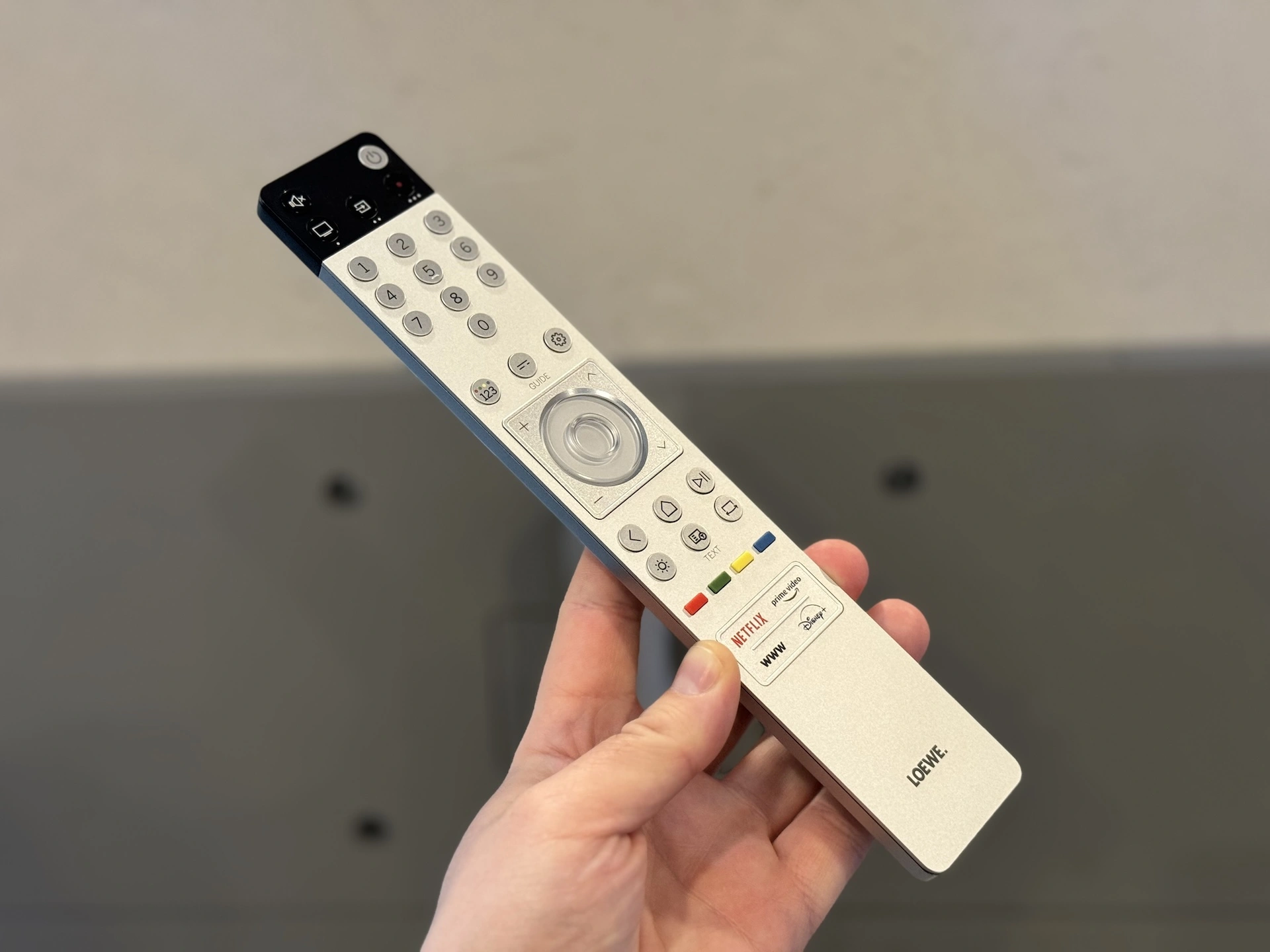 https://ocs-pl.oktawave.com/v1/AUTH_2887234e-384a-4873-8bc5-405211db13a2/spidersweb/2024/06/loewe-stellat-betonowy-telewizor-7.jpeg