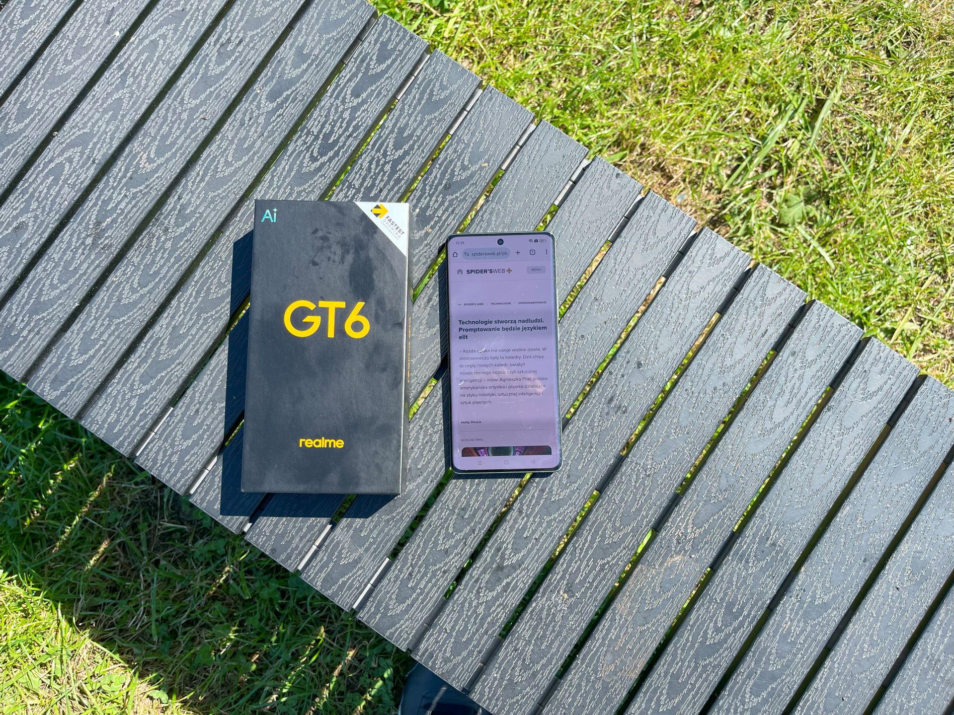 Realme GT 6 - pierwsze wrażenia. Ten telefon olśniewa i to bardzo dosłownie