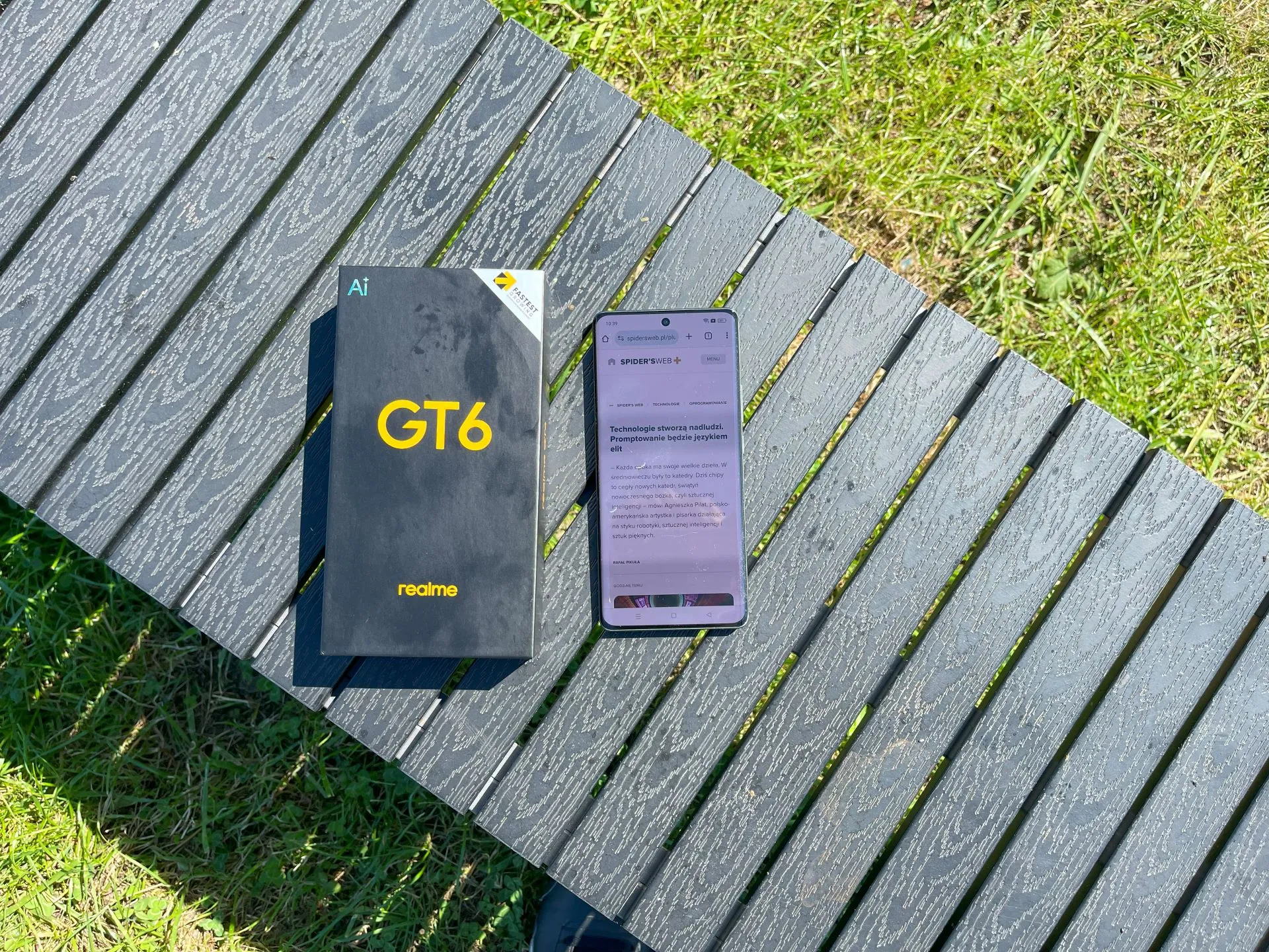 Realme GT 6 - pierwsze wrażenia. Ten telefon olśniewa i to bardzo dosłownie