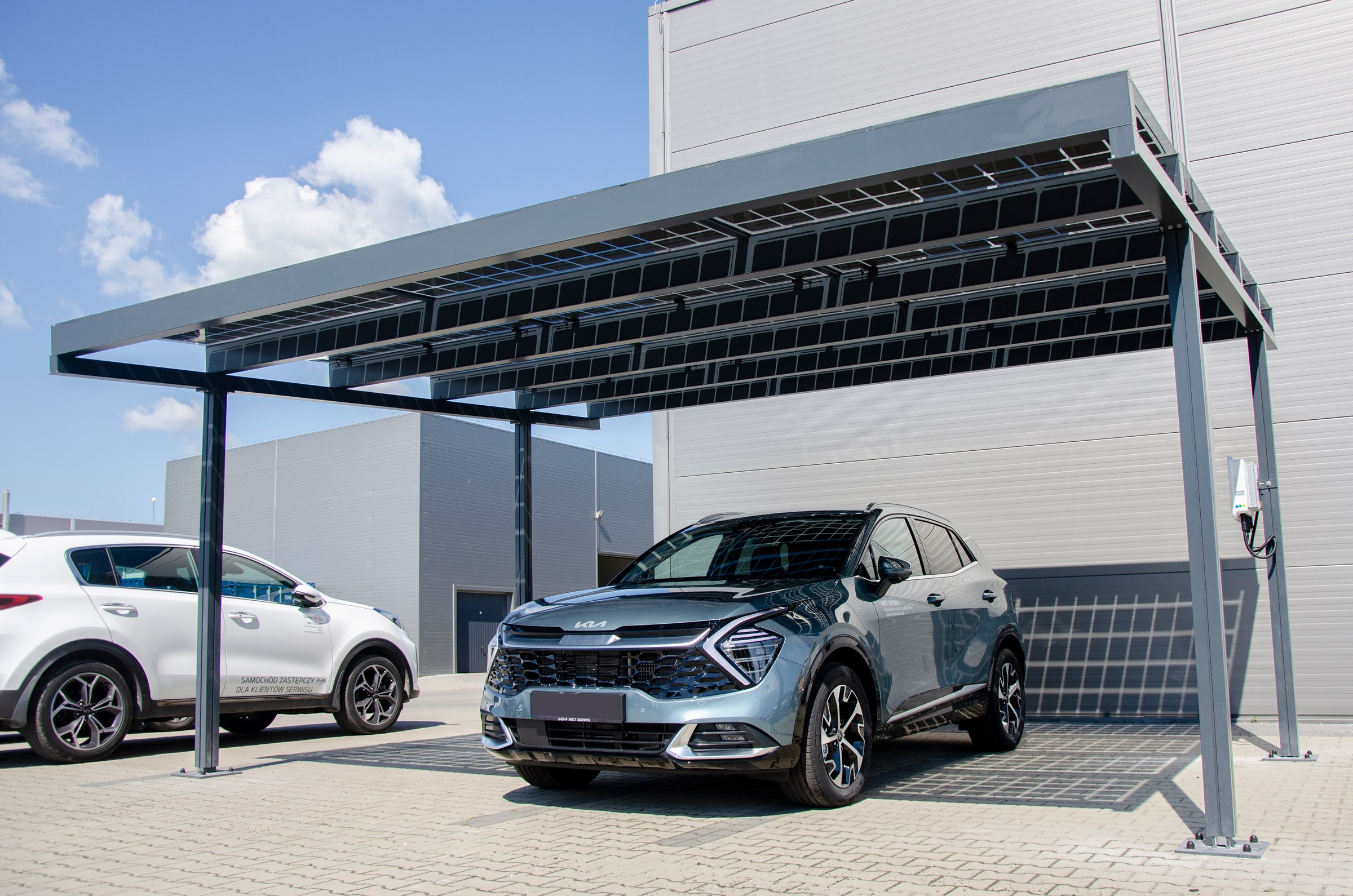 Darmowe ładowanie elektryka. Carporty i wiaty fotowoltaiczne będą nowym hitem