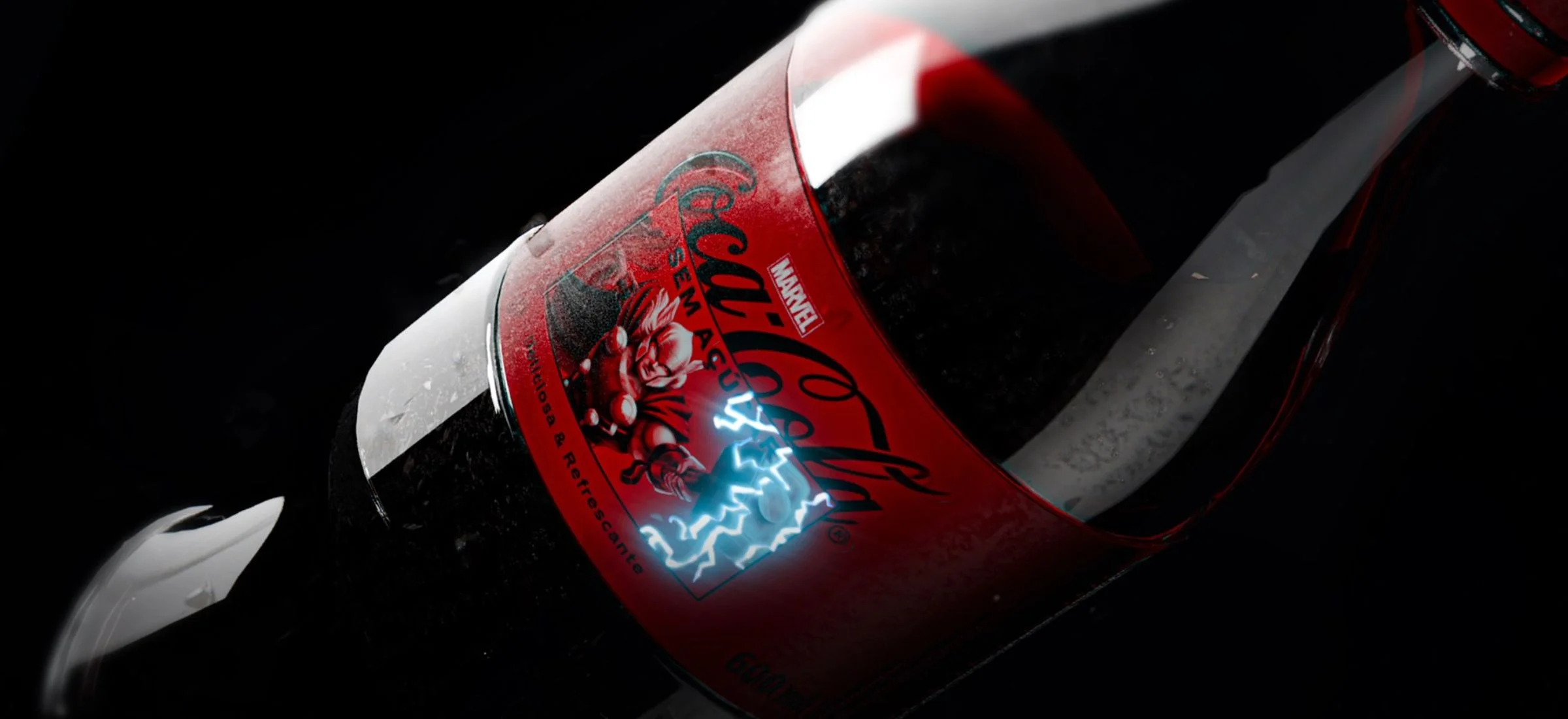 Zamontowali ekrany na etykietach Coca-Coli. Polacy wymyślili przełomową technologię