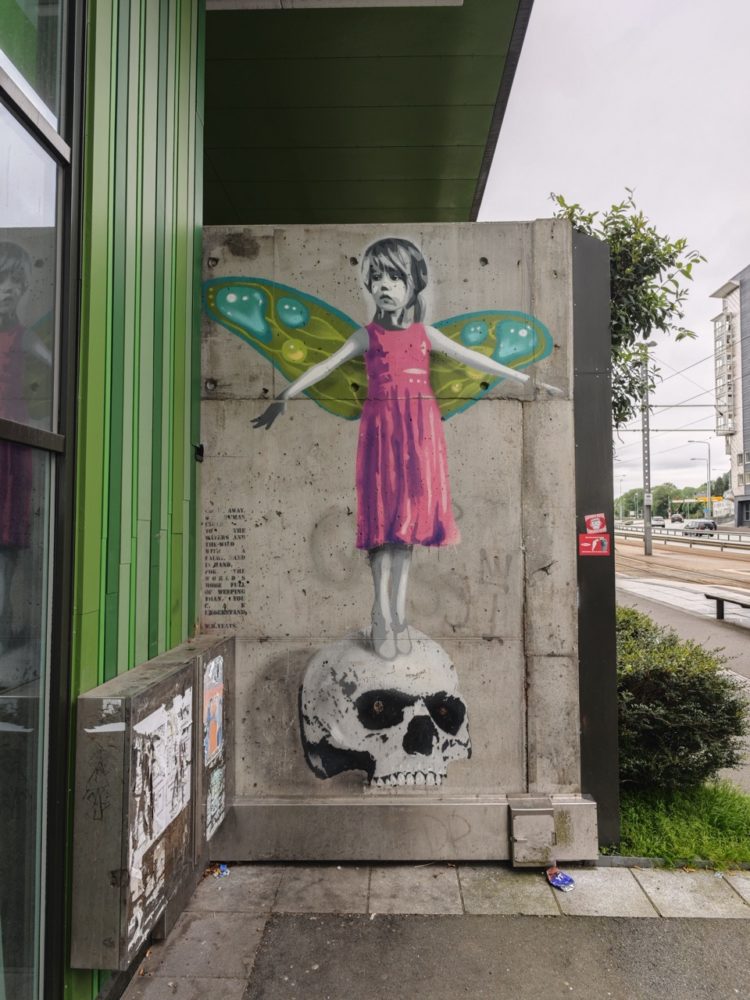https://ocs-pl.oktawave.com/v1/AUTH_2887234e-384a-4873-8bc5-405211db13a2/spidersweb/2024/07/grafiti-1-xiaomi-14-ultra-750x1000.jpeg