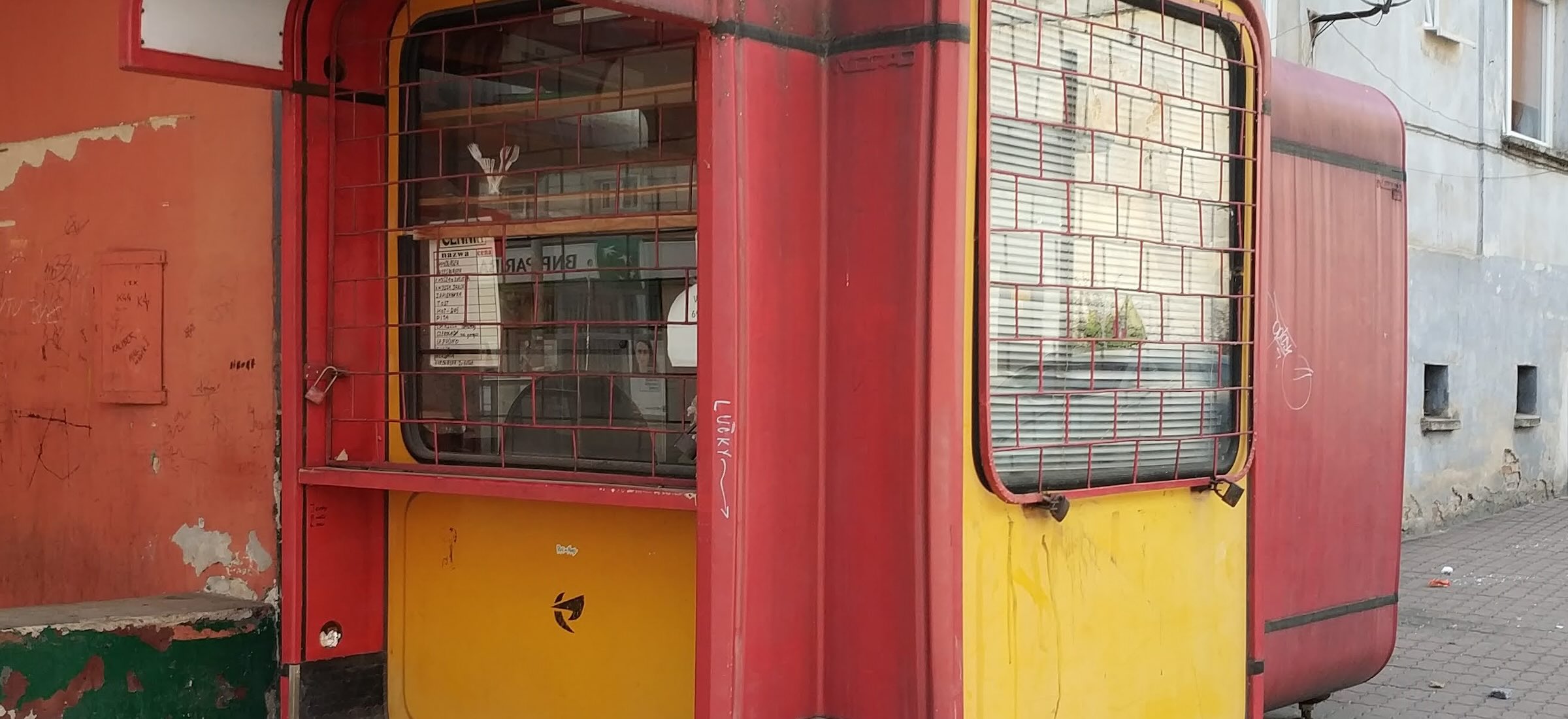 Narzekają, że brzydko pachną i źle wyglądają. Polskie miasto nie radzi sobie z... kioskami