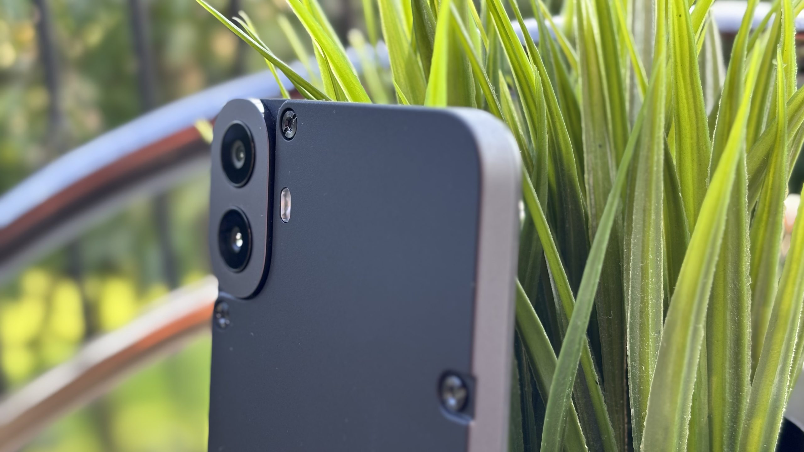 Ten smartfon wygląda, jakby był zrobiony ze śmieci. Kupisz go za 1000 zł