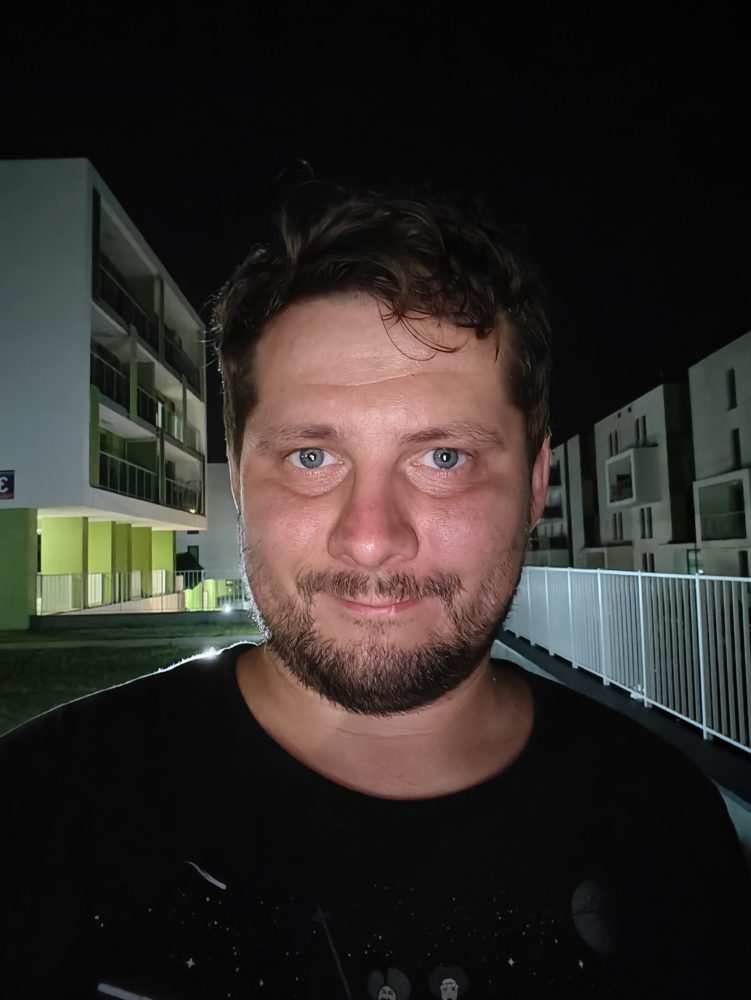 https://ocs-pl.oktawave.com/v1/AUTH_2887234e-384a-4873-8bc5-405211db13a2/spidersweb/2024/07/realme-gt-6-test-aoarat-iphone-11-751x1000.jpg