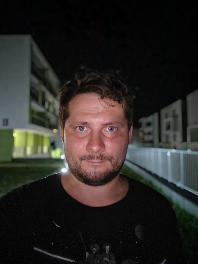 https://ocs-pl.oktawave.com/v1/AUTH_2887234e-384a-4873-8bc5-405211db13a2/spidersweb/2024/07/realme-gt-6-test-aoarat-iphone-12-751x1000.jpg