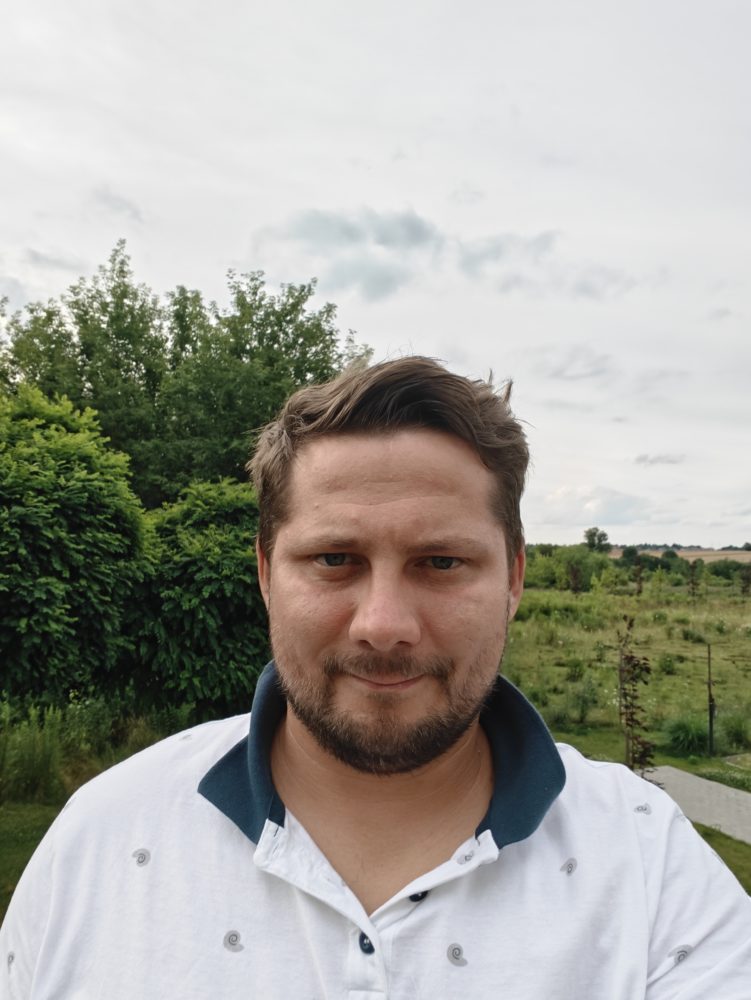 https://ocs-pl.oktawave.com/v1/AUTH_2887234e-384a-4873-8bc5-405211db13a2/spidersweb/2024/07/realme-gt-6-test-aoarat-iphone-19-751x1000.jpg