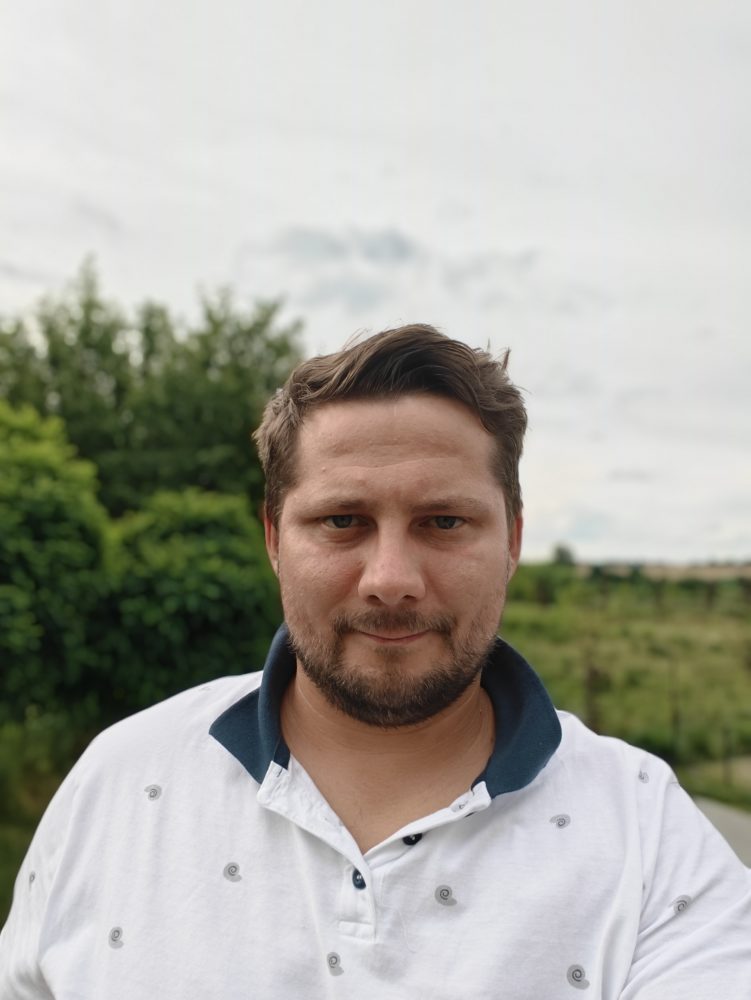 https://ocs-pl.oktawave.com/v1/AUTH_2887234e-384a-4873-8bc5-405211db13a2/spidersweb/2024/07/realme-gt-6-test-aoarat-iphone-20-751x1000.jpg