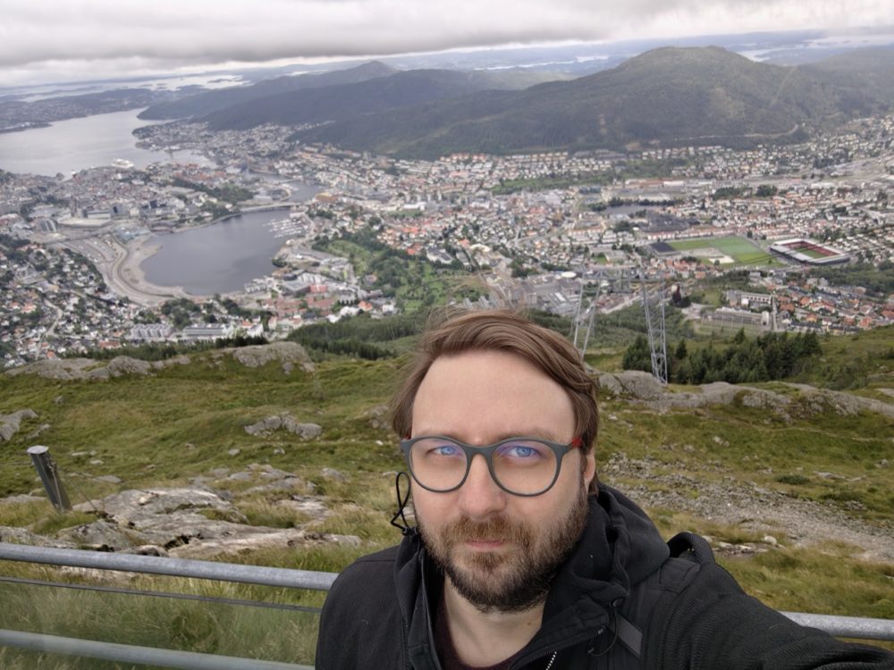 https://ocs-pl.oktawave.com/v1/AUTH_2887234e-384a-4873-8bc5-405211db13a2/spidersweb/2024/07/selfie-1-xiaomi-14-ultra-1000x750.jpeg
