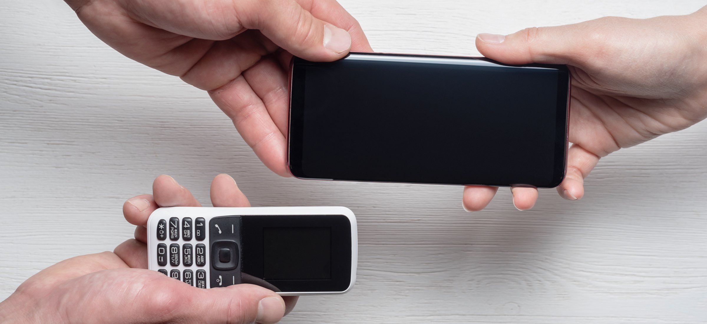 Przynosisz niedziałający telefon, a operator daje zniżkę na nowy. Tyle możesz zaoszczędzić