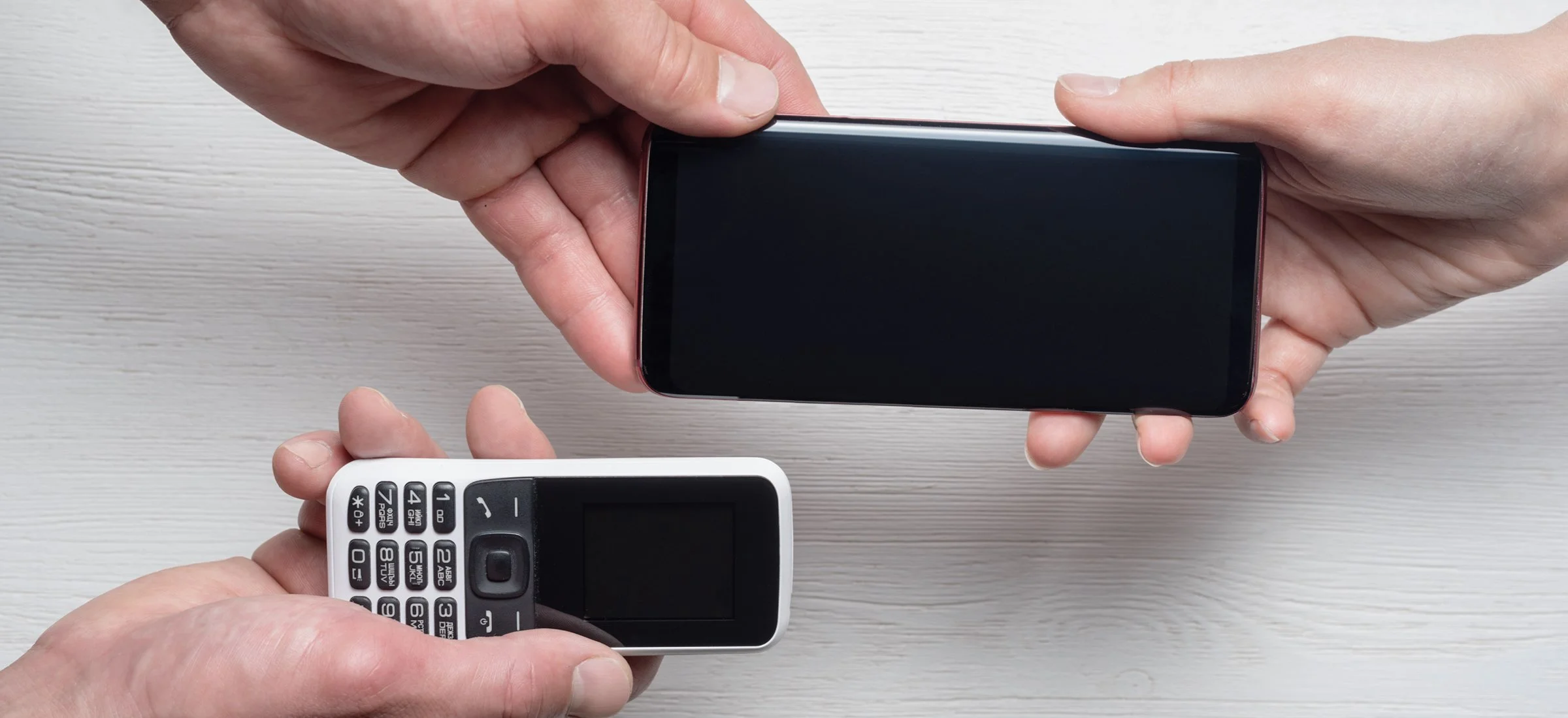 Przynosisz niedziałający telefon, a operator daje zniżkę na nowy. Tyle możesz zaoszczędzić