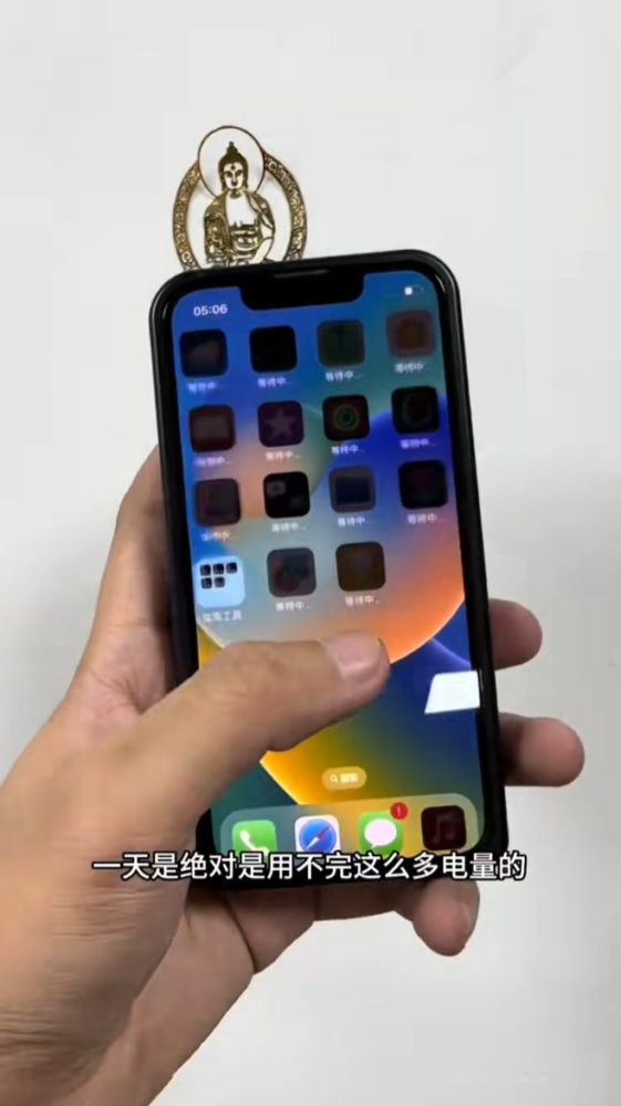 https://ocs-pl.oktawave.com/v1/AUTH_2887234e-384a-4873-8bc5-405211db13a2/spidersweb/2024/08/iphone-13-minimaxi3-561x1000.jpg