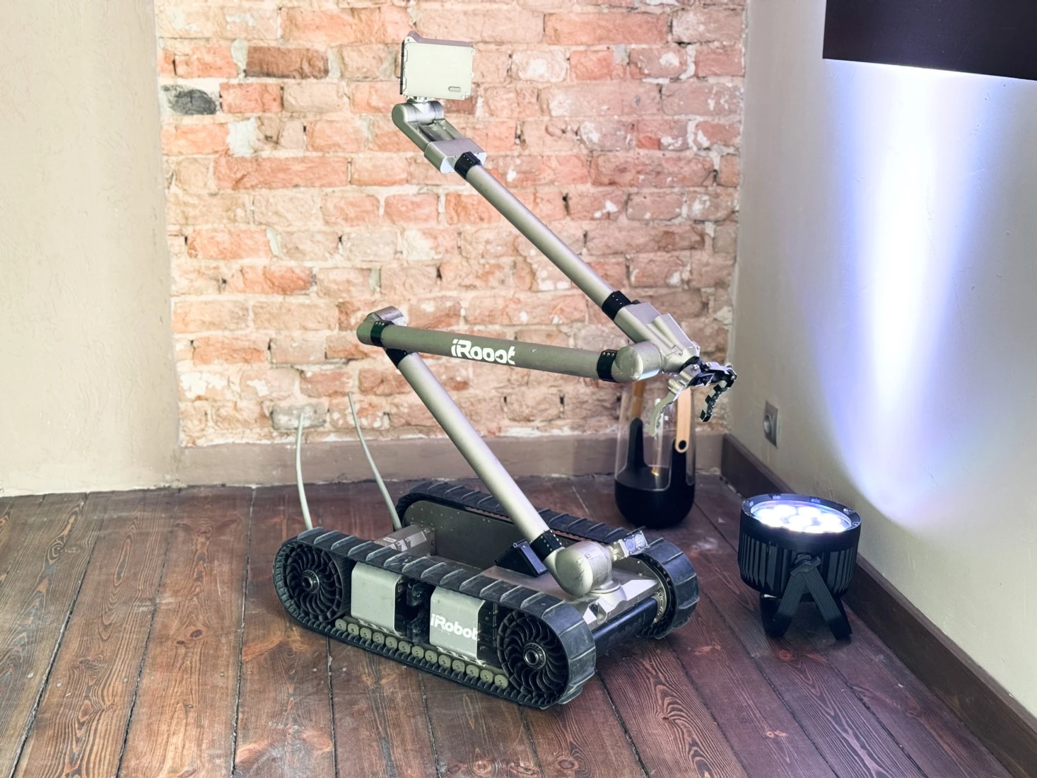 https://ocs-pl.oktawave.com/v1/AUTH_2887234e-384a-4873-8bc5-405211db13a2/spidersweb/2024/08/irobot-packbot.jpg